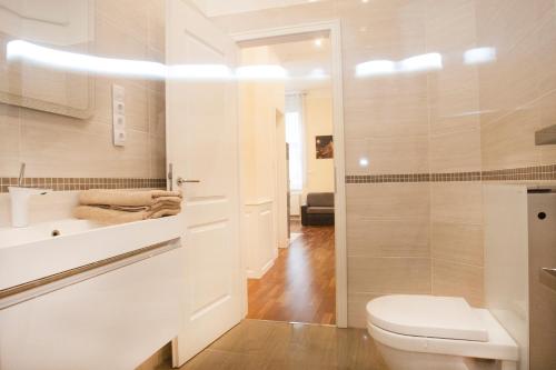 une salle de bains blanche avec toilettes et lavabo dans l'établissement Anna Apartment, à Budapest