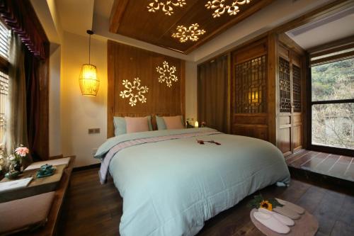 Una cama o camas en una habitación de Zhangjiajie One city one inn