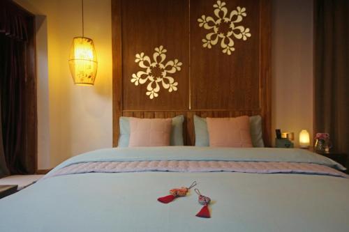 Una cama o camas en una habitación de Zhangjiajie One city one inn