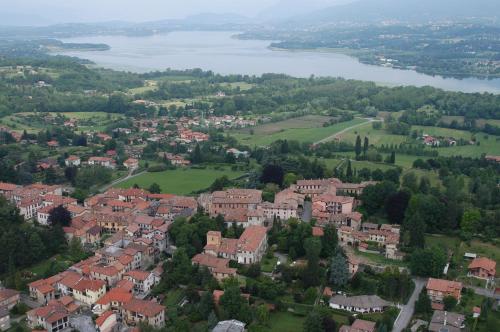 an aerial view of a town with a lake at Hotel Locanda Dei Mai Intees in Azzate