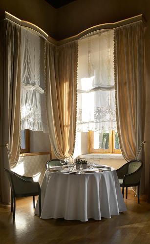 a dining room with a table and chairs and a window at Hotel Locanda Dei Mai Intees in Azzate