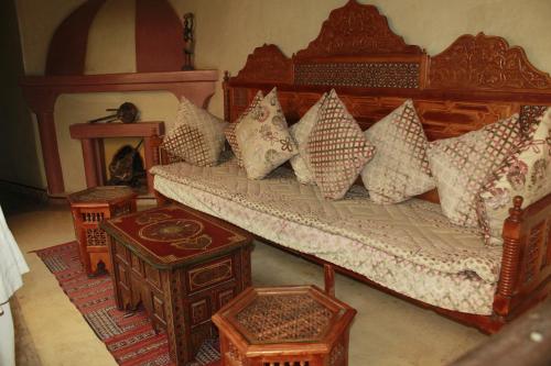 Dar Narjis tesisinde bir odada yatak veya yataklar