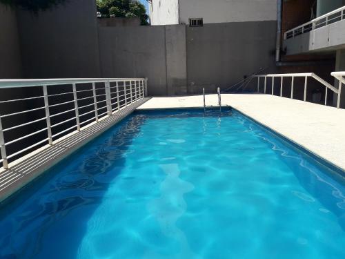 布宜諾斯艾利斯的住宿－Palermo Soho，大楼内的一个蓝色海水游泳池