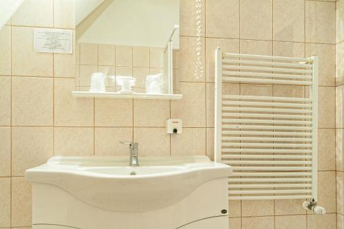 y baño con lavabo y espejo. en Hotel Melody, en Oradea