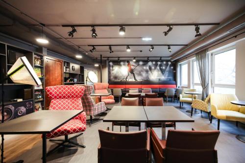 a restaurant with tables and chairs in a room at arte Hotel Wien Stadthalle in Vienna