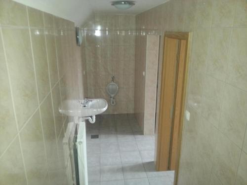 a bathroom with a sink and a shower at SOSTANJ VELENJE RAVNE SOBE ROOMS Vrtacnik d o o in Šoštanj