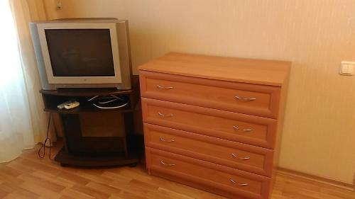 vestidor con TV y escritorio con ordenador en Apartment - Panasa Myrnoho 20, en Mýrhorod