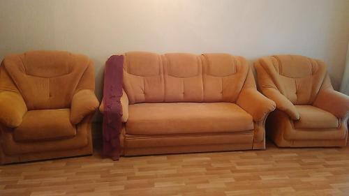 dos sillas de cuero marrón sentadas una al lado de la otra en Apartment - Panasa Myrnoho 20, en Mýrhorod