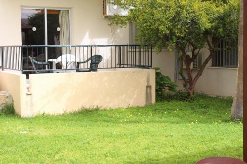 Κήπος έξω από το Petsas Apartments
