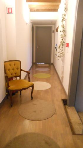 a hallway with a chair and a hallway with a door at Ristolocanda Grani Di Pepe in Flaibano