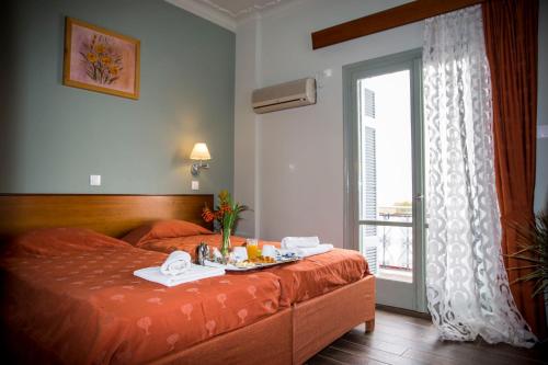 Кровать или кровати в номере Togias Hotel