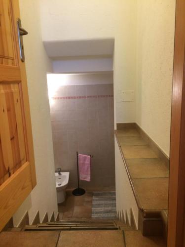 korytarz prowadzący do łazienki z toaletą w obiekcie Chez Moillet w mieście La Salle