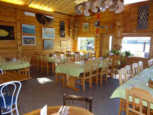 a dining room with tables and chairs in a restaurant at Vuosnaisten Meriasema in Kustavi