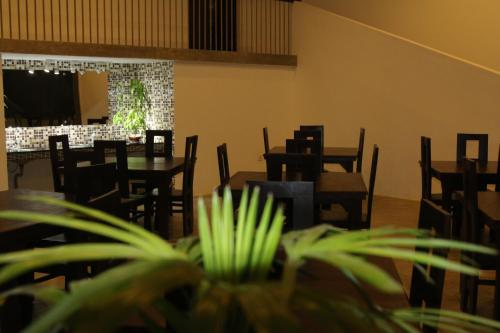 ディヤタラワにあるLilara Hills - Diyatalawaの木製のテーブルと椅子、植物のあるダイニングルーム