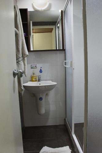 a small bathroom with a sink and a mirror at Apartamento de tres habitaciones en zona centro de San Andrés Islas - Edificio Comodoro 203 in San Andrés