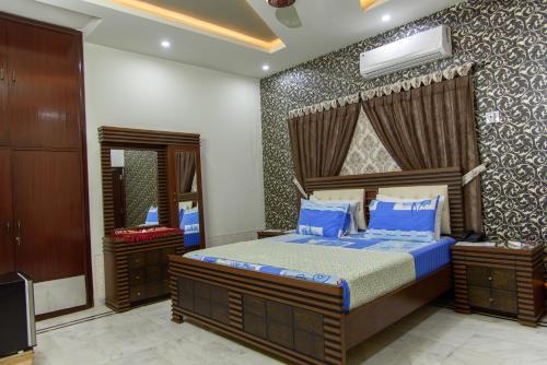 Tempat tidur dalam kamar di Patel Residency Guest House 2