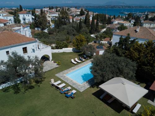 een luchtzicht op een villa met een zwembad bij Villa Irini in Spetses