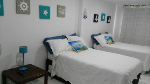1 dormitorio con 2 camas y mesa. en Apartamento de tres habitaciones en zona centro de San Andrés Islas - Edificio Comodoro 203, en San Andrés