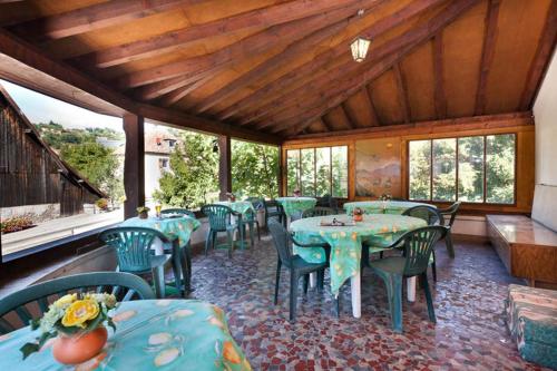 une salle à manger avec des tables et des chaises vertes dans l'établissement Résidence SoAnSa du Gérardmer - Col de la Schlucht, à Soultzeren