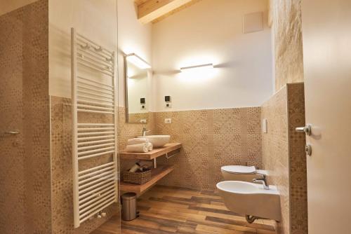 Ένα μπάνιο στο Albola Suite Holiday Apartments