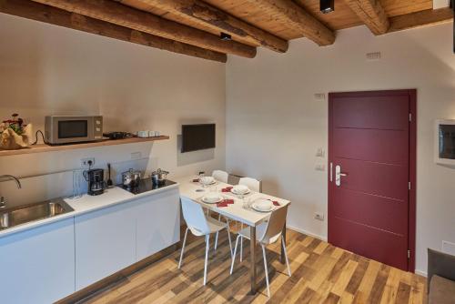 Η κουζίνα ή μικρή κουζίνα στο Albola Suite Holiday Apartments