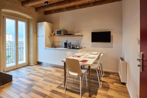Η κουζίνα ή μικρή κουζίνα στο Albola Suite Holiday Apartments