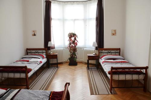 プラハにあるApartment in the heart of Pragueの窓付きの部屋、ベッド3台、