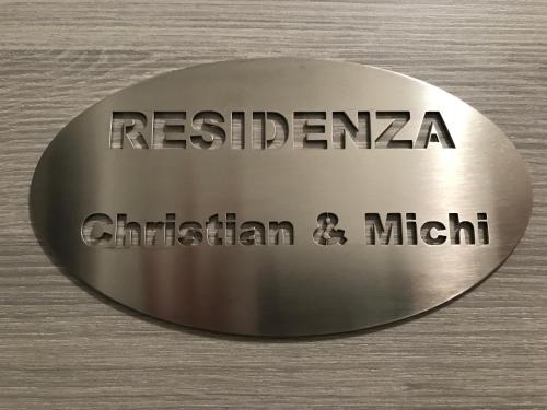 a metal plate with the words reichena christian and might at Residenza Christian in Gravedona