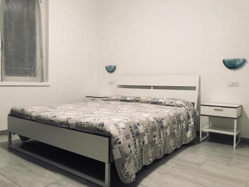 1 dormitorio con 1 cama y 2 mesitas de noche en Residenza Christian, en Gravedona