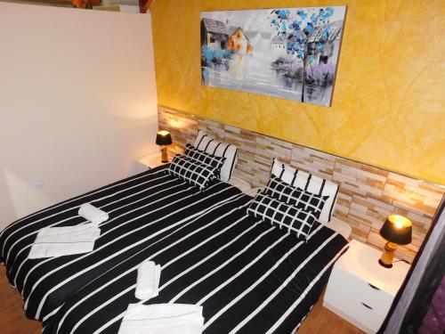 LajitaにあるChabela's Penthouseのベッドルーム1室(黒と白のストライプのベッド1台付)