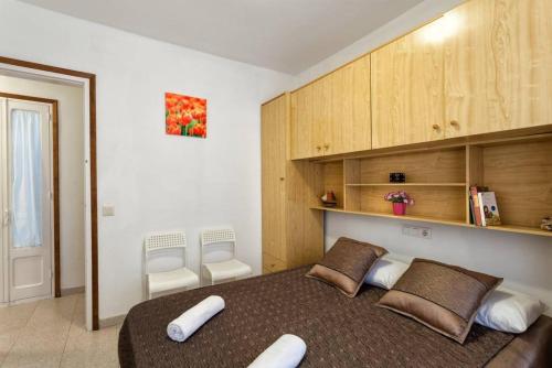 1 dormitorio con 1 cama grande y 2 almohadas en Maison Lamic 2 en Lloret de Mar