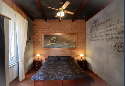 sypialnia z łóżkiem i obrazem na ścianie w obiekcie Racconti di Mare - 5 Terre JRE w mieście La Spezia