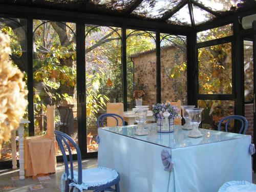 a table in a gazebo with a table and chairs at Finca El Carpintero in Jerte