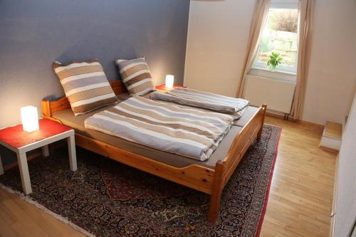 ein Bett mit zwei Kissen auf einem Zimmer in der Unterkunft KAntryside in Karlsruhe
