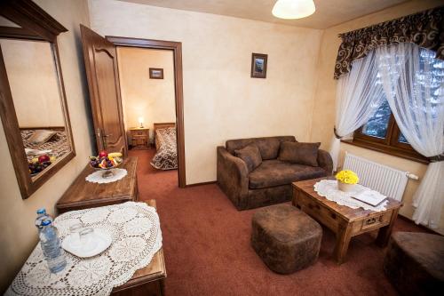 Posezení v ubytování Hotel Dwór Karolówka