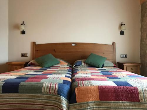 two beds sitting next to each other in a bedroom at Ca l'Americano in Llacuna