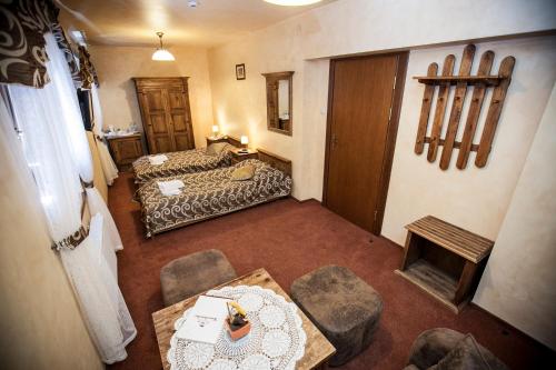 Una cama o camas en una habitación de Hotel Dwór Karolówka