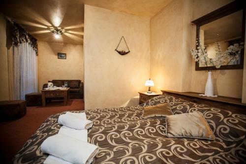 Una cama o camas en una habitación de Hotel Dwór Karolówka
