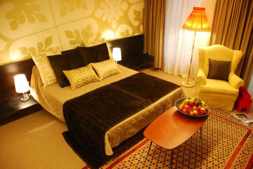 a bedroom with a bed and a bowl of fruit on a table at Avogaria 5 Rooms in Venice
