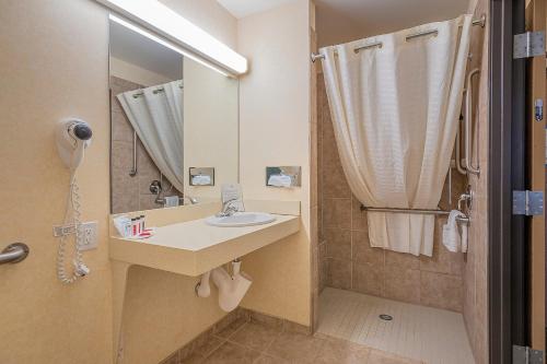 Ένα μπάνιο στο Days Inn by Wyndham Manitou Springs