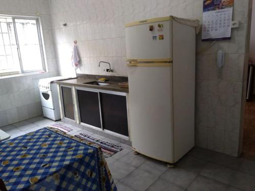 eine kleine Küche mit Kühlschrank und Spüle in der Unterkunft Casa do Ph in Praia Grande