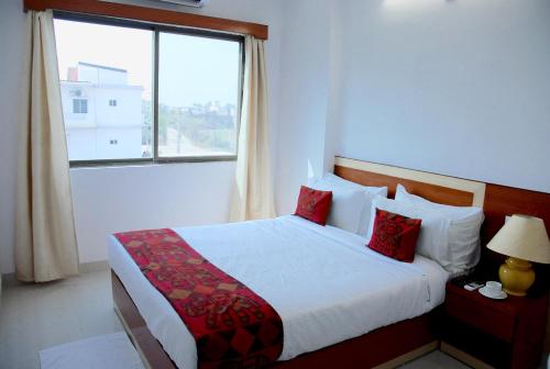 Tempat tidur dalam kamar di The Bodhgaya Hotel School