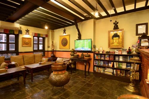 TV a/nebo společenská místnost v ubytování Kasthamandap Boutique Hotel
