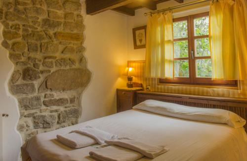 Llit o llits en una habitació de Viviendas Rurales El Covaju