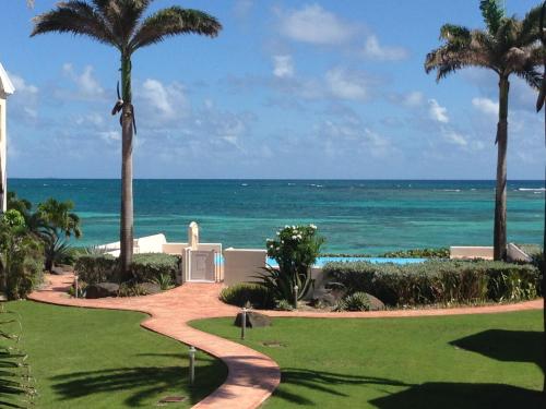 a golf course with the ocean in the background at Eden Blue in Sainte-Anne