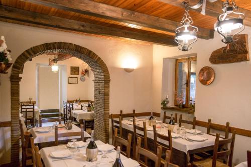 a restaurant with tables and chairs in a room at Agriturismo L'Antico Frutto in Premilcuore
