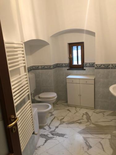 une salle de bains avec toilettes et lavabo dans l'établissement Appartamento via Roma 56, à Monterosso al Mare