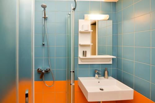 ein Bad mit einem Waschbecken und einer Dusche in der Unterkunft Athens heart, Syntagma metro studio in Athen