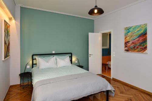 ein Schlafzimmer mit einem Bett und einem Wandgemälde in der Unterkunft Athens heart, Syntagma metro studio in Athen
