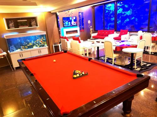 una mesa de billar en una habitación con un acuario en Business Park Hotel, en Ankara